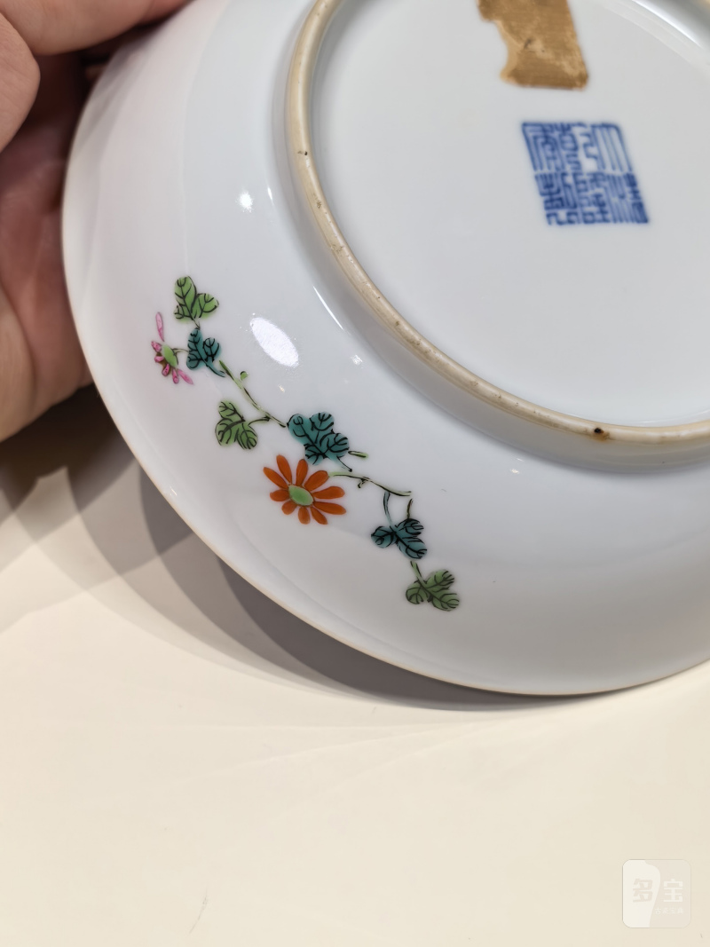清乾隆 粉彩安居乐业图盘一对 - 图17